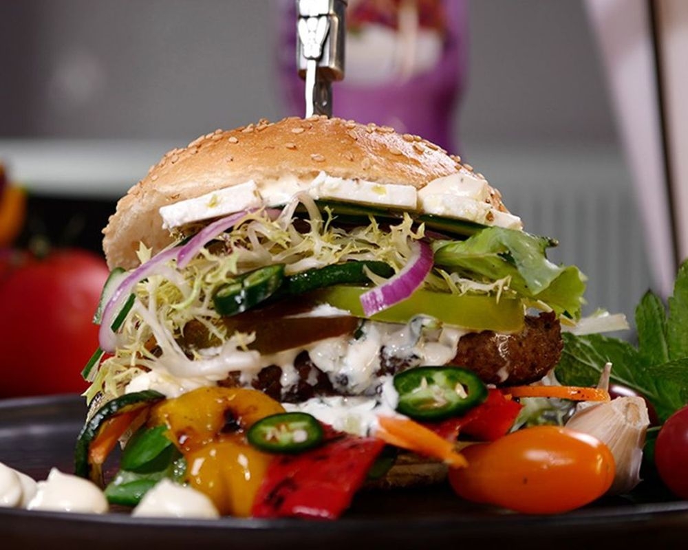 Griekse lamsburger met Pauwels Looksaus