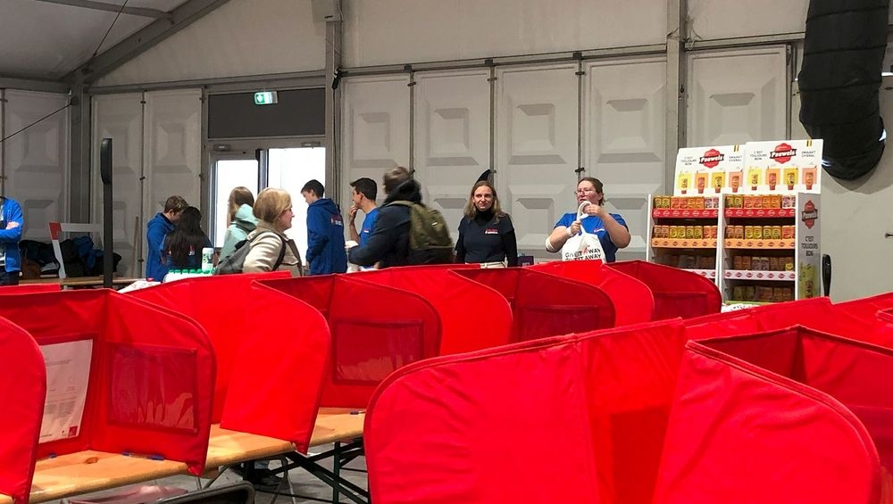 Pauwels schenkt saus tijdens de actie van Bloedserieus