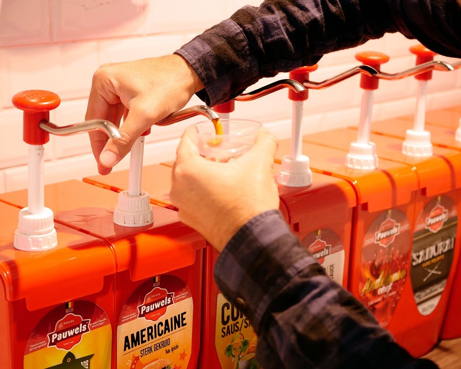 “Met de Smoelsaus van Pauwels bereiden wij één van onze populairste snacks”